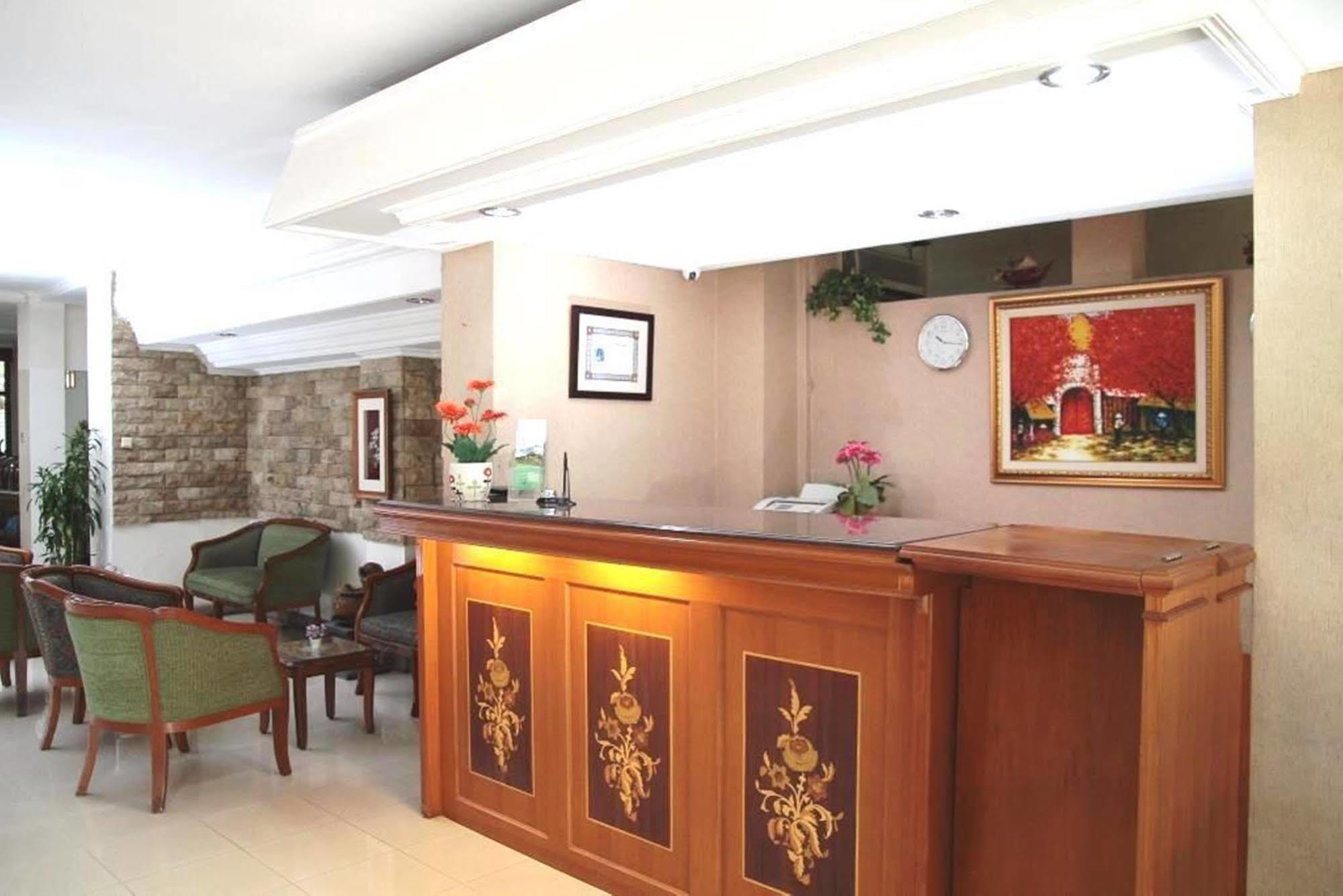 Reddoorz Plus Near Kemang Raya Jakarta Kültér fotó